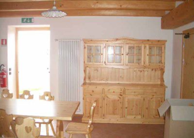 Casa-Vacanze-Gruppi- Primalunetta-credenza