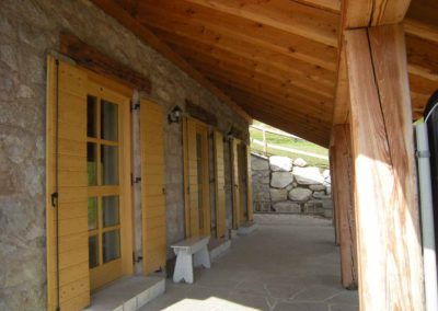 Casa-Vacanze-Gruppi- Primalunetta-portico