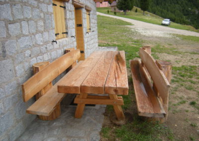 Baita-primalunetta-esterno-tavolo